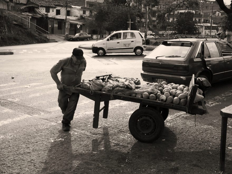 Prodavač manga, chudinská drsná čtvrt Araunjuez, Medelín