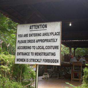 Vstup do chrámu menstruujícím ženám zakázán, Bali, Indonésie