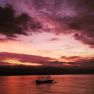 Lovina – západ slunce, Bali, Indonésie