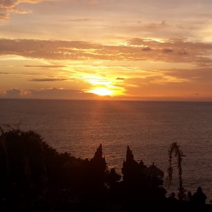 Uluwatu – západ slunce, Bali, Indonésie