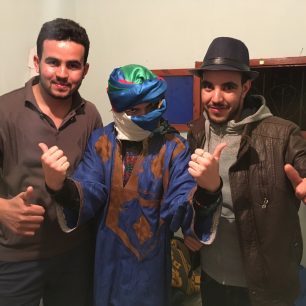 Díky couchsurfingu jsme si zkusili i národní berberské oblečení, Maroko