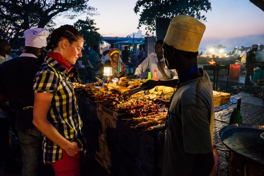 Večerní barbecue na ulici, Zanzibar