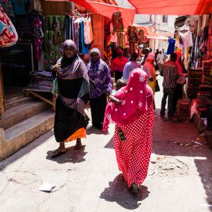 Ženy v pestrobarevném oblečení, Zanzibar