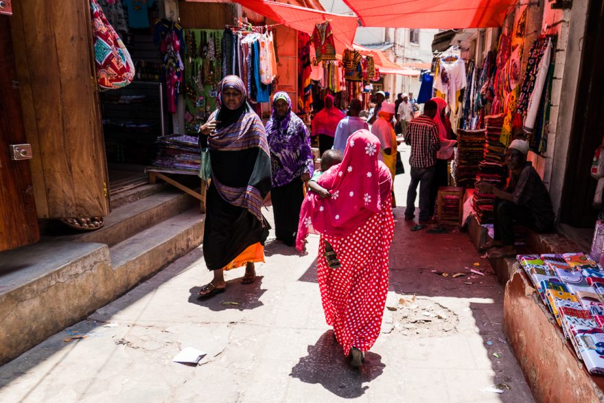 Ženy v pestrobarevném oblečení, Zanzibar