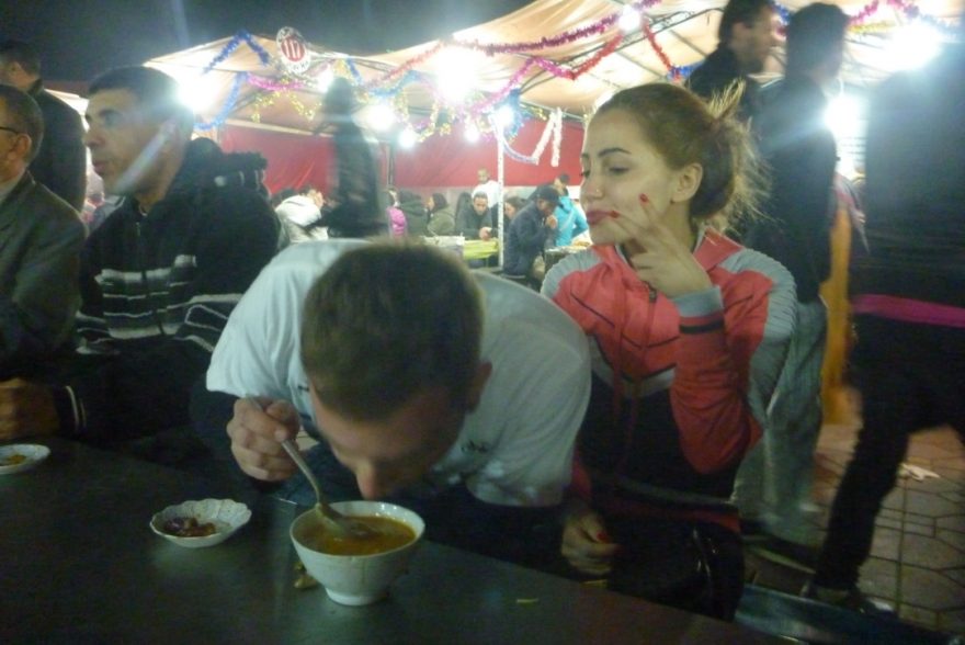 S hostiteli na marakéšské tržnici ochutnáváme místní lahůdky, Maroko