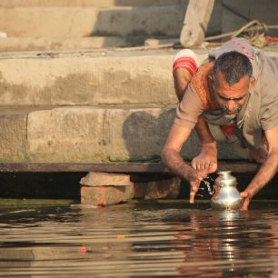 Ranní pudža, Váránasí, Indie