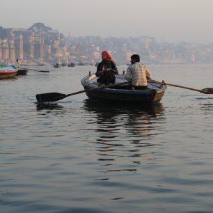 Ranní vyjížďka, Váránasí, Indie