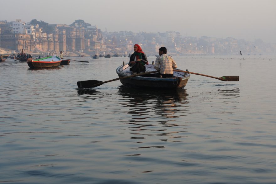 Ranní vyjížďka, Váránasí, Indie