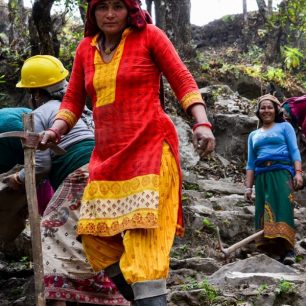 Oprava zničených stezek a cest, Nepál