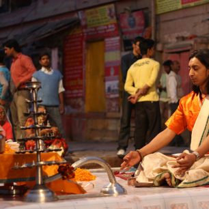 Večerní modlitby, Váránasí, Indie