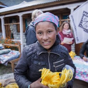 ČvT poskytuje místním materiál na stavbu a opravu zničených obydlí, Nepál