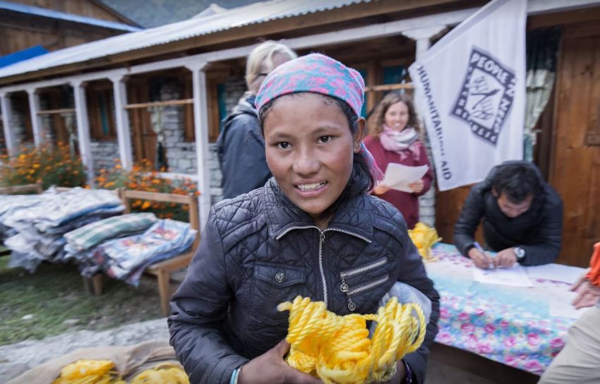 ČvT poskytuje místním materiál na stavbu a opravu zničených obydlí, Nepál