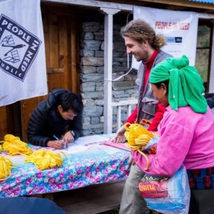 ČvT poskytuje místním materiál na stavbu a opravu zničených obydlí, Nepál