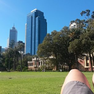 Odpočinek v perthském parku, Perth, Austrálie