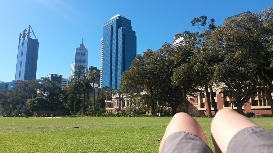 Odpočinek v perthském parku, Perth, Austrálie