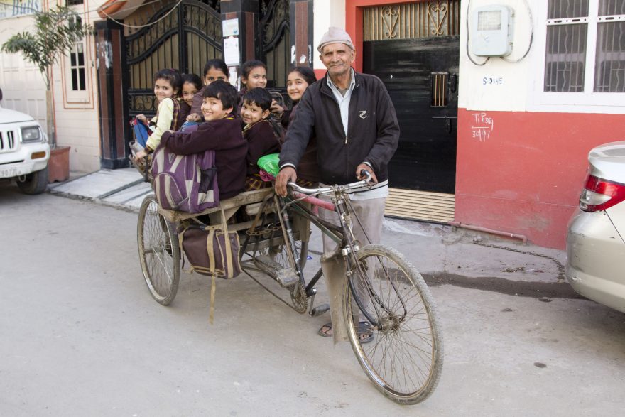 Kolik děti se vejde na jednu cyklorikšu, Indie