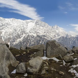 Výhled na Himaláje ze sedla pod horou Triund, Indie