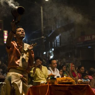 Obřad bohyni lomeno řece Ganze ve Varanasi, Indie