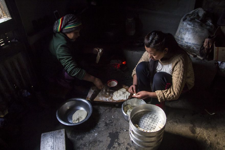 Příprava momos - tradičních plněných knedlíčků původem z Tibetu, Indie