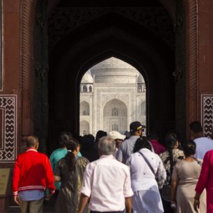 Fotekchtivý dav turistů v bráně před Taj Mahalem, Indie