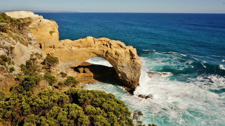 The Arch, jeden z mnoha zajímavých skalních útvarů podél Great Ocean Road