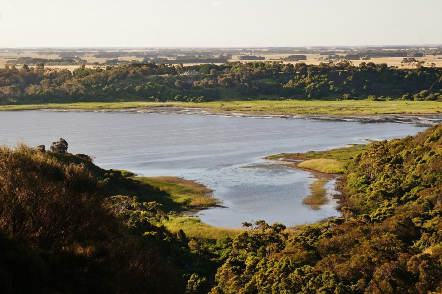 Výhled z vrcholku Peak climb na jezírko uvnitř sopečného kráteru Tower Hill