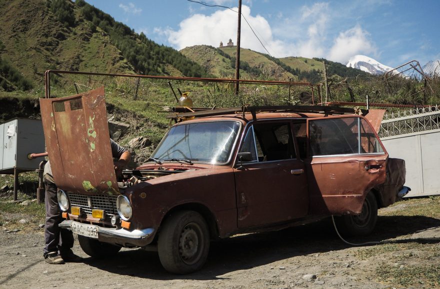 Stačí doplnit olej a jede jako nové, Stepancminda, Gruzie
