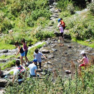 Děti v řece nejen perou prádlo a myjí nádobí, ale omývají i sebe, Stepancminda, Gruzie
