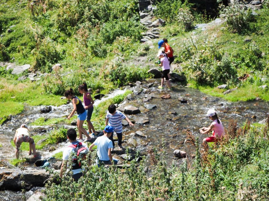Děti v řece nejen perou prádlo a myjí nádobí, ale omývají i sebe, Stepancminda, Gruzie