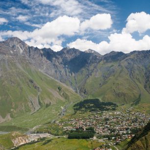 Výhled na vesnici Stepancminda, Gruzie
