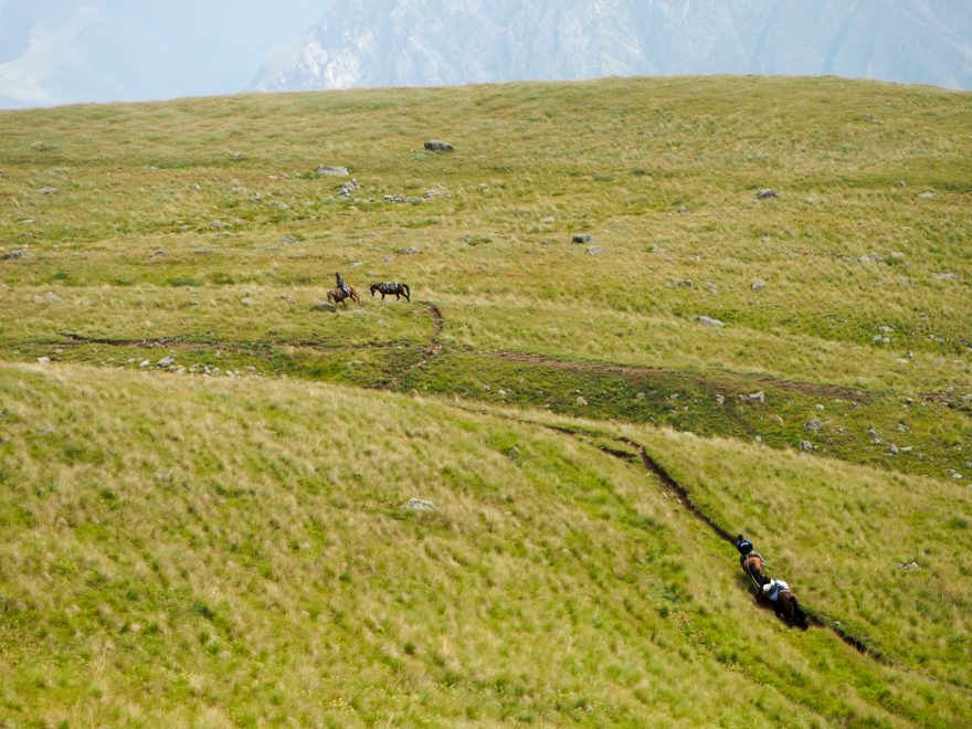 Místní zásobují base campy pro výstup na Kazbek, Gruzie
