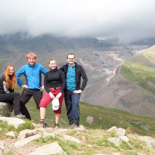 Naše skupinka s výhledem na ledovcový jazyk Gergeti, Gruzie