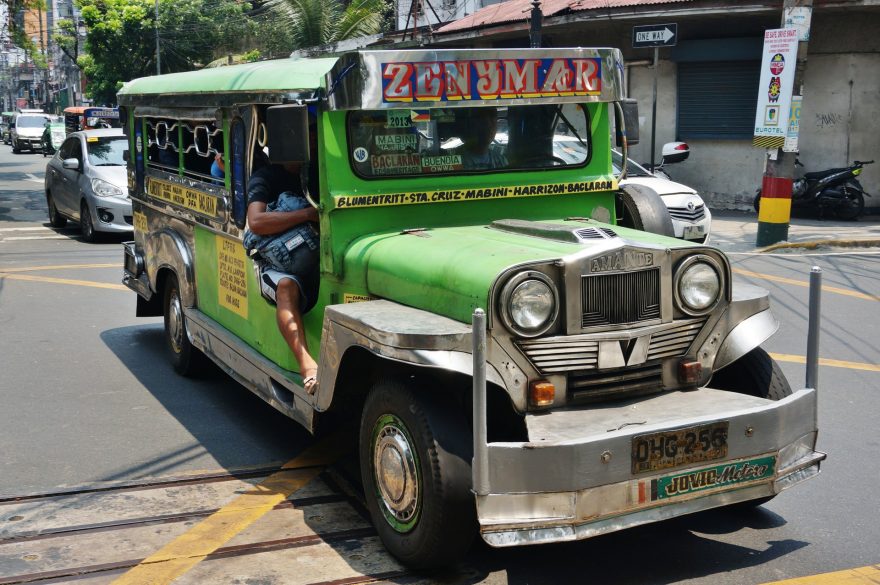 Jeepney, ikona hromadné dopravy nejen ve městech, ale i na venkově, Filipíny