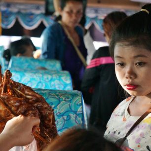 Prodej občerstvení v autobuse – kuře na špejli kai yang, Laos