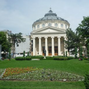 Koncertní dům Ateneul Român stojí na významném bulváru Calea Victoriei, Bukurešť, Rumunsko