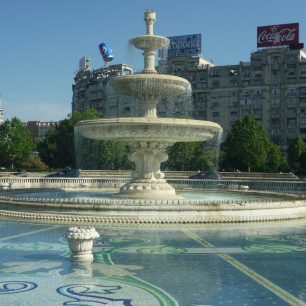 Kolem fontány lui Buruc vede rychlostní silnice, Bukurešť, Rumunsko