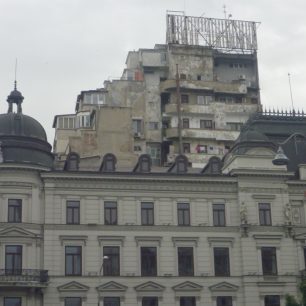 Město je plné kontrastů, luxusní hotel nebyl nikdy otevřen kvůli obavám pádu pavlače za ním, Bukurešť, Rumunsko