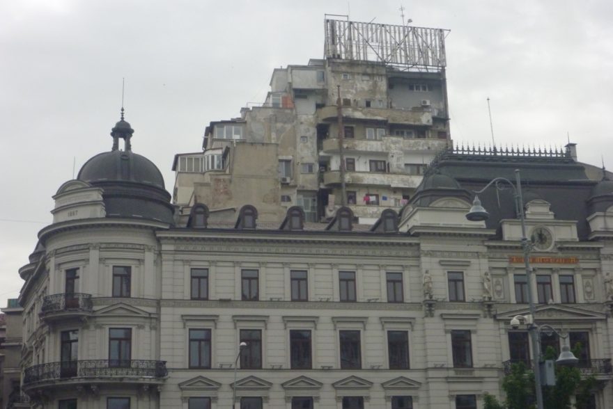 Město je plné kontrastů, luxusní hotel nebyl nikdy otevřen kvůli obavám pádu pavlače za ním, Bukurešť, Rumunsko