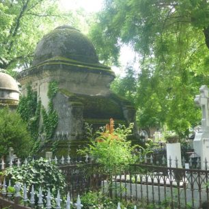 Místní zvyky a tradice se dozvíte i na hřbitově Bellu, Bukurešť, Rumunsko