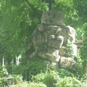 Ani náhrobek v podobě skály není problémem, Bukurešť, Rumunsko