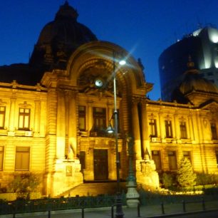 Nejhezčí jsou noční procházky velkoměstem, zde nasvícená budova Národní banky, Bukurešť, Rumunsko