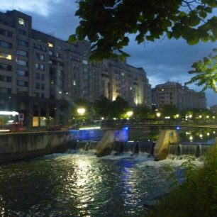 Noční procházka kolem řeky Dâmbovița se nese v poklidném duchu, Bukurešť, Rumunsko
