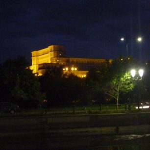 Budova rumunského parlamentu v nočním nasvícení, Bukurešť, Rumunsko