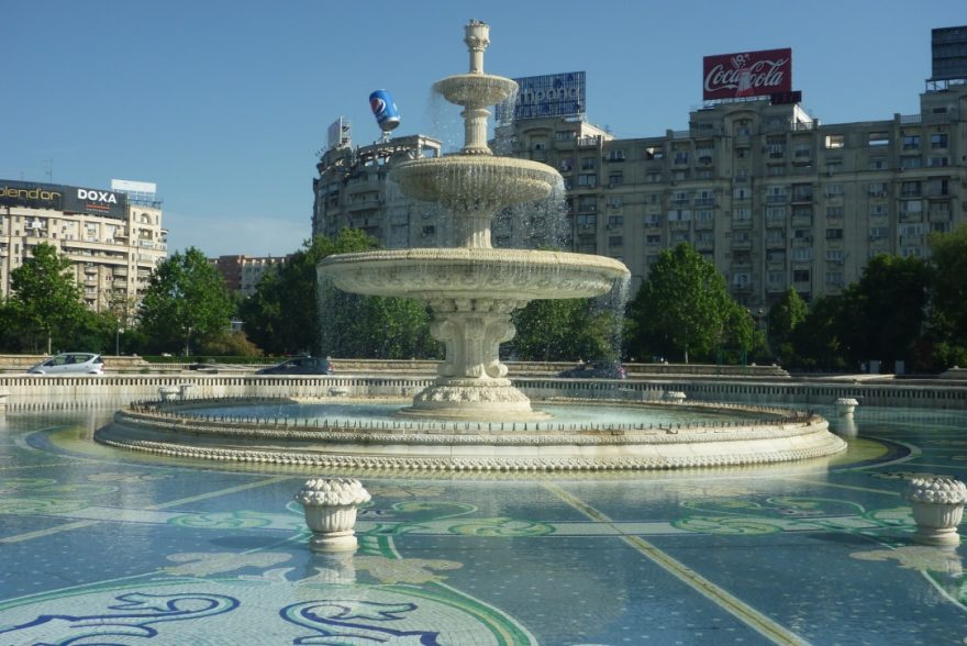 Kolem fontány lui Buruc vede rychlostní silnice, Bukurešť, Rumunsko