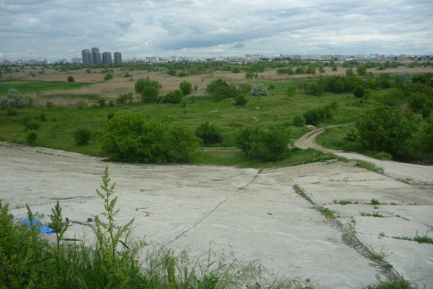 Betonové zbytky po velkolepých plánech na výstavbu zábavního parku, Bukurešť, Rumunsko