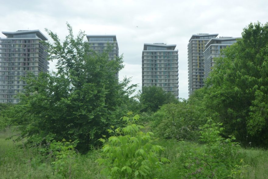V 16. a 17. patře jednoho z výškových domů sídlí i správa parku, Bukurešť, Rumunsko