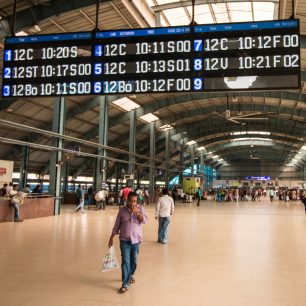 Pochopit odjezdovou tabuli není na první pohled nijak snadné. První číslice označuje třídy, poté následuje písmeno symbolizující cílovou stanici. C jako Christchurch, Bo jako Borivali nebo V jako Virar. Hned vedle je uvedený čas odjezdu. Písmena S nebo F 