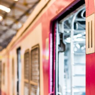 Železniční síť Mumbaje je dlouhá 465 km. Denně po ní projede přes 2300 vlaků. Ruch na kolejích utichá v noci vždy jen na pouhých 90 minut, poté se vlaky zase rozjedou.