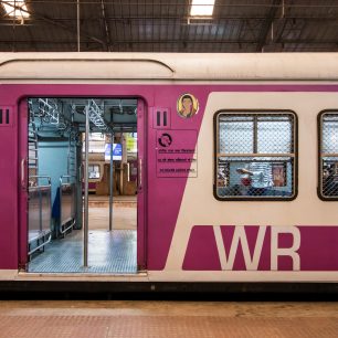 Ženy mají v každém vlaku vyhrazené útočiště, kam muži nesmějí. Ženské oddíly jsou jak druhé, tak i první třídy.