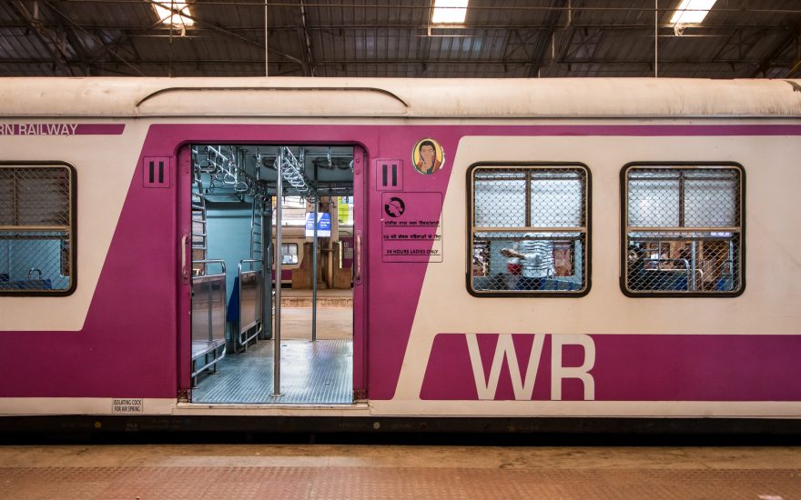 Ženy mají v každém vlaku vyhrazené útočiště, kam muži nesmějí. Ženské oddíly jsou jak druhé, tak i první třídy.